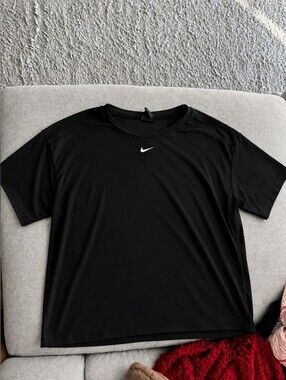 Womens Nike Dri Fit Top MEDIUM